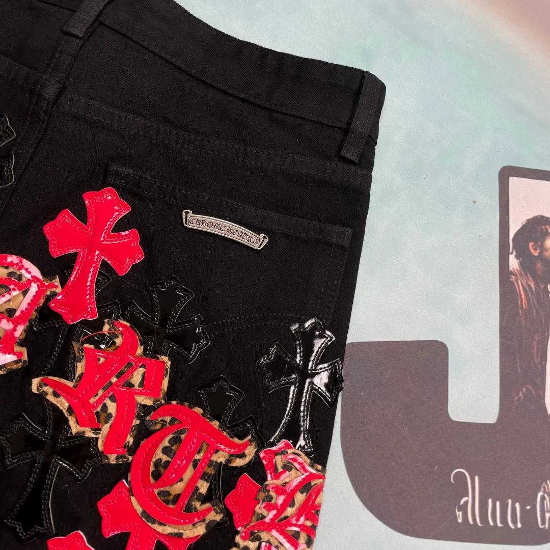 🅿️310 🔘Model No.-KL169 🔘Croxin𝐂𝐡𝐫𝐨𝐦𝐞 𝐇𝐞𝐚𝐫𝐭 CH City Limited Series Leopard Flame Ox King Heavy Industry Jeans* [St. Bart’s City Exclusive] Croxin is a top brand in the fashion world, and these pants are one of the best. It uses the classic Levi's jeans bottom panel, which has been carefully disassembled and spliced. The washed effect is natural, showing a unique retro charm. The pants are based on black and are paired with cross patches with red, silver, and leopard print elements, which have a strong visual impact. These patches are exquisitely crafted and have a luxurious feel. The hardware accessories are ultra-exquisite. The placket buckle is made of silver, hand-polished and painted with distressing liquid. The main buckle has a three-dimensional cross flower shape. The six-pointed star screws and hand-cut leather washers on the back are full of details, which are both beautiful and durable. It is also a limited edition model for the city of St. Barth. The "ST.Barth" letters are uniquely designed and made of overlapping leopard print and patent leather. It is full of three-dimensionality and highly recognizable. The matching suggestions are as follows: Street fashion style: wear a short black leather jacket on the upper body, a black graffiti T-shirt underneath, and black high-top Converse shoes. Wear a black baseball cap, an exaggerated silver metal necklace and a ring, and you will be the focus of fashion when walking on the street. Cool and handsome personality: Wear a red slim-fitting short top and a black loose denim jacket, wear it open. Pair the lower body with these jeans and black thick-soled Martin boots. Wear black sunglasses and a metal bracelet to go to a music festival or party to look cool. Casual fashion style: Choose a white loose sweatshirt, pair with these jeans, and wear white sneakers. Carry a black simple crossbody bag for daily travel, casual and fashionable.  Size: S M L XL (28.30.32.34) Color: Black